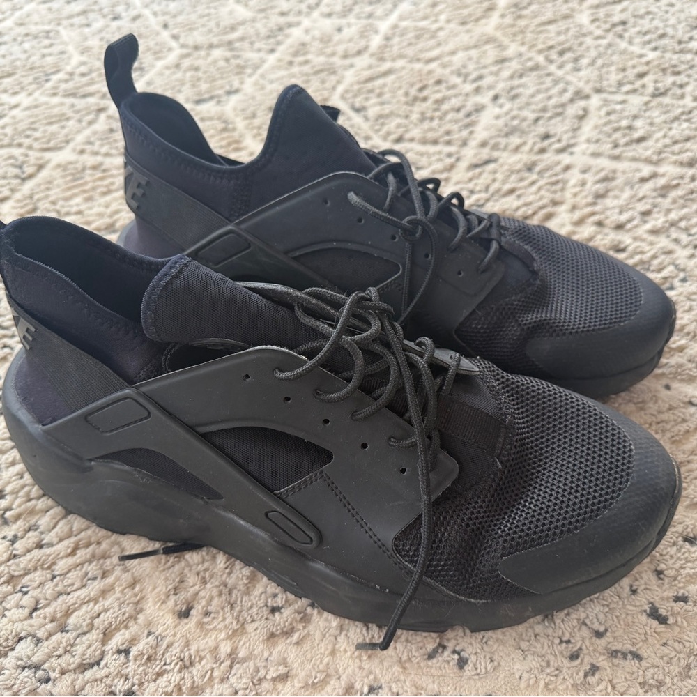 Mens Nike Air Huarache Triple Black Sneakers size 11.5 men’s